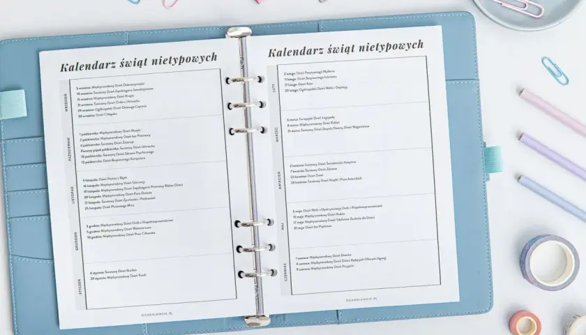 Otwarty planer z listą świąt nietypowych dla dzieci, np. Dzień Kota, Dzień Pluszowego Misia, Dzień Dziecka.